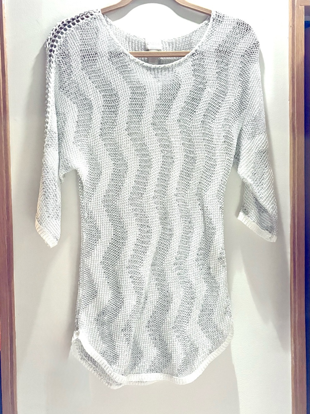 Chico’s White/Silver Metallic Sweater - size 0 (4) - Like New Condition